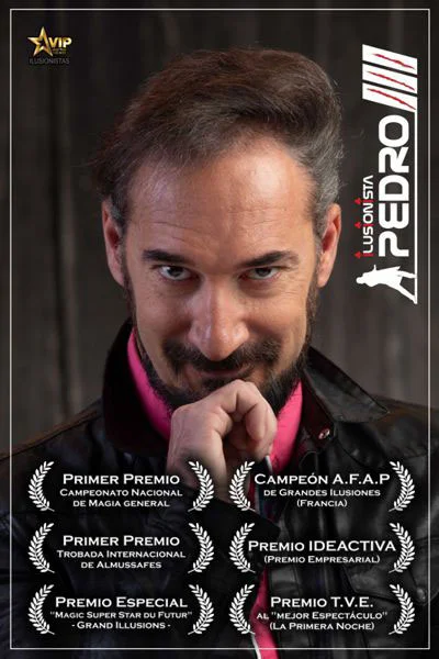 Fotografía Pedro III con los premios conseguidos